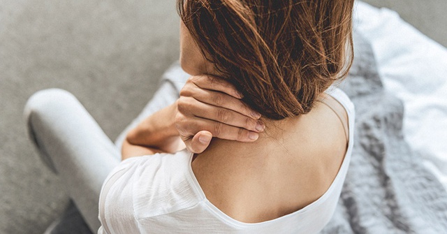 8 mẹo giúp người đang đau cột sống cổ, thắt lưng phục hồi nhanh hơn  - Ảnh 2.
