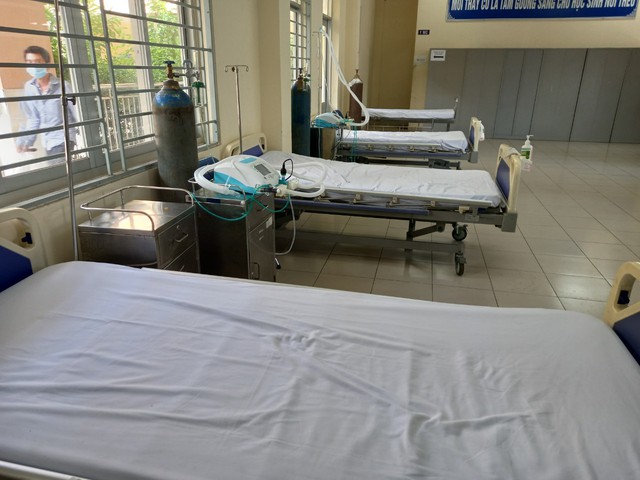 Tổ công tác Bộ Y tế tư vấn chăm sóc người nhiễm COVID-19 ở khu cách ly của Tân Phú - Ảnh 4.