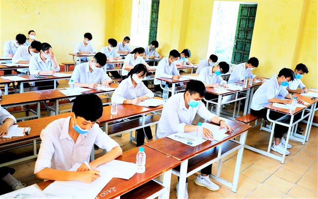 Giãn cách xã hội, học sinh Hà Nội nhận giấy chứng nhận kết quả thi THPT tại nhà - Ảnh 1.