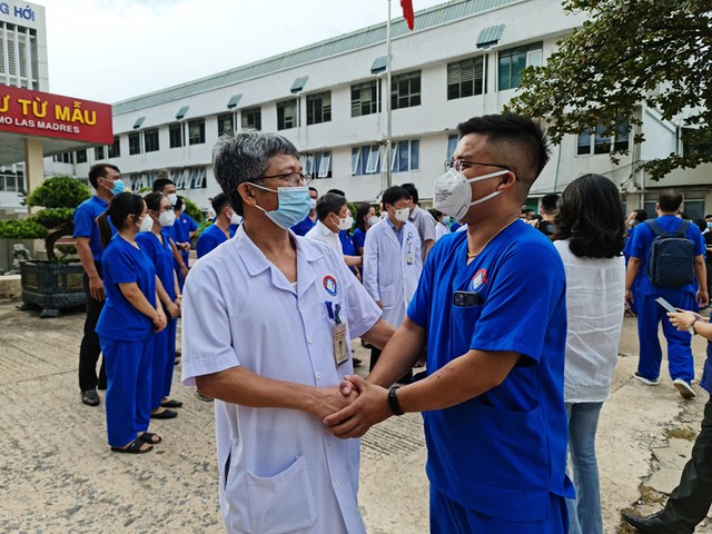 Quảng Bình: 50 thầy thuốc lên đường vào TP.HCM chống dịch theo mệnh lệnh từ trái tim  - Ảnh 1.