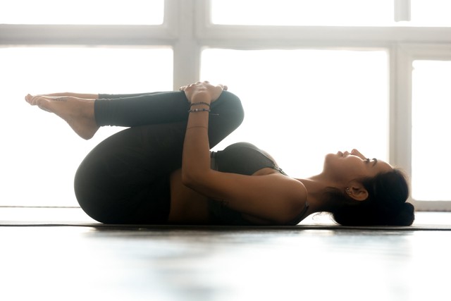 8 động tác kéo giãn đơn giản giúp giảm đau thắt lưng cực hiệu quả - Ảnh 1.