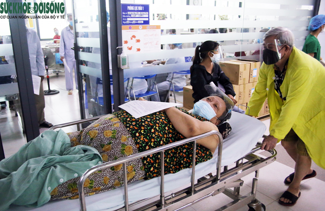 [Ảnh]: Gần 300 bệnh nhân chạy thận nhân tạo được tiêm vaccine phòng COVID-19 ở Hà Nội - Ảnh 4.
