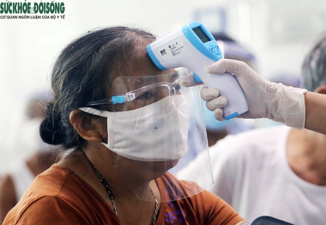 [Ảnh]: Gần 300 bệnh nhân chạy thận nhân tạo được tiêm vaccine phòng COVID-19 ở Hà Nội - Ảnh 7.