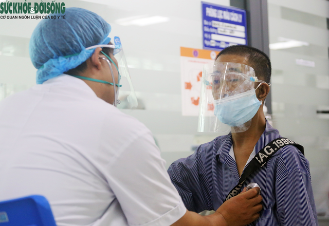 [Ảnh]: Gần 300 bệnh nhân chạy thận nhân tạo được tiêm vaccine phòng COVID-19 ở Hà Nội - Ảnh 8.