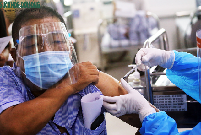 [Ảnh]: Gần 300 bệnh nhân chạy thận nhân tạo được tiêm vaccine phòng COVID-19 ở Hà Nội - Ảnh 13.