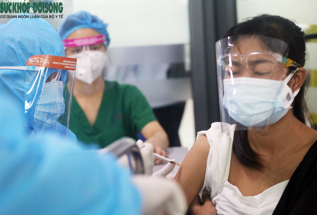 [Ảnh]: Gần 300 bệnh nhân chạy thận nhân tạo được tiêm vaccine phòng COVID-19 ở Hà Nội - Ảnh 16.