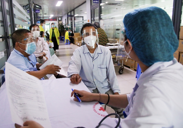 [Ảnh]: Gần 300 bệnh nhân chạy thận nhân tạo được tiêm vaccine phòng COVID-19 ở Hà Nội - Ảnh 6.