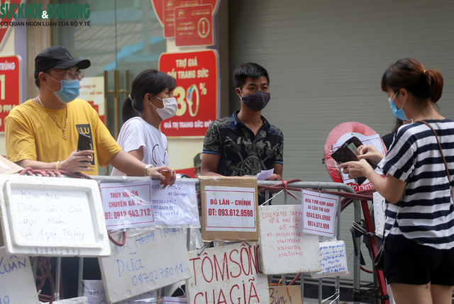 Người dân đi &quot;chợ nhà giàu&quot; ở Hà Nội theo phong cách &quot;alo là mang hàng&quot; - Ảnh 1.