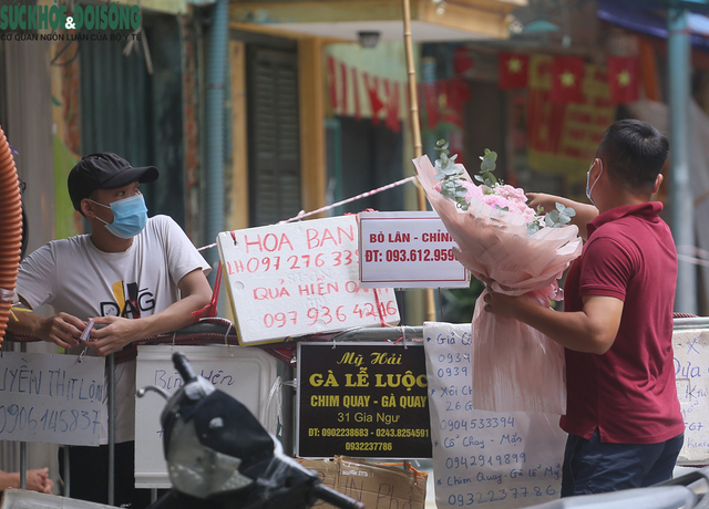 Người dân đi &quot;chợ nhà giàu&quot; ở Hà Nội theo phong cách &quot;alo là mang hàng&quot; - Ảnh 5.