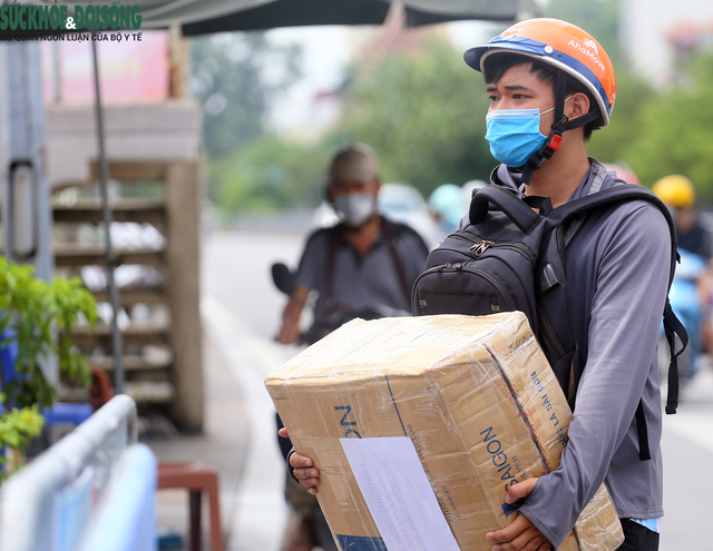 [Ảnh] Người dân đội nắng, xếp hàng tiếp tế đồ vào khu vực phong tỏa tại Hà Nội - Ảnh 8.