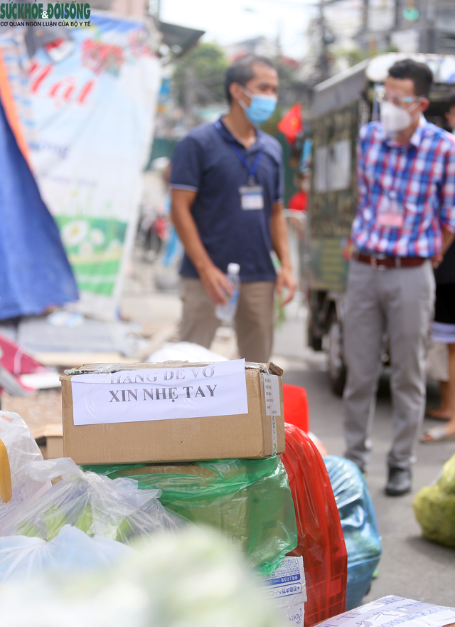 [Ảnh] Người dân đội nắng, xếp hàng tiếp tế đồ vào khu vực phong tỏa tại Hà Nội - Ảnh 11.