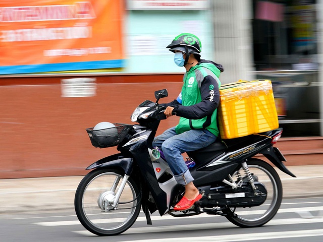 Thư Sài Gòn (số 18): Vâng, tôi là một shipper giữa Sài Gòn tháng 8 - Ảnh 1.