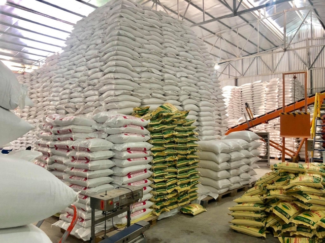 Hà Nội tặng 6.000 tấn gạo cho TP. HCM và tỉnh Bình Dương - Ảnh 1.