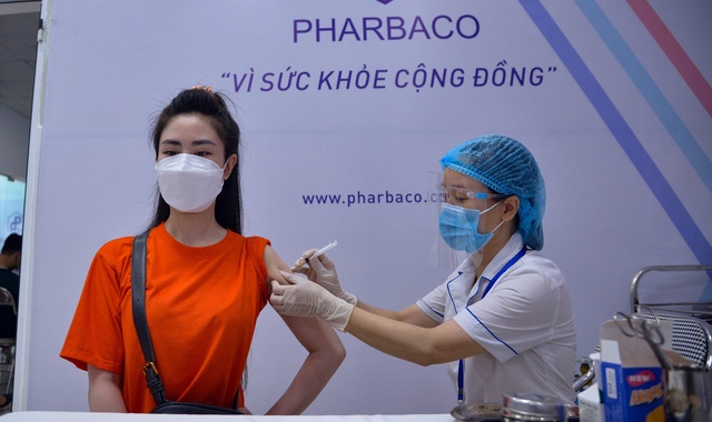 Công tác tổ chức đảm bảo giãn cách tại các điểm tiêm chủng vaccine phòng COVID - 19 - Ảnh 1.