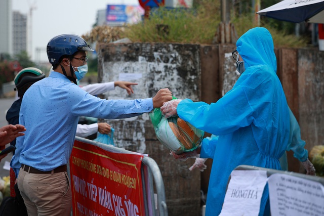 Người dân tất bật tiếp tế khi phường Chương Dương ở Hà Nội bị phong tỏa - Ảnh 2.