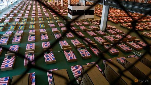 Thái Lan gia hạn các biện pháp kiểm soát COVID-19 nghiêm ngặt hơn tới hết tháng 8 - Ảnh 1. Những thùng hàng được chuyển thành giường nằm tại bệnh viện dã chiến ở sân bay quốc tế Don Mueang ở Bangkok, Thái Lan, ngày 28/7/2021