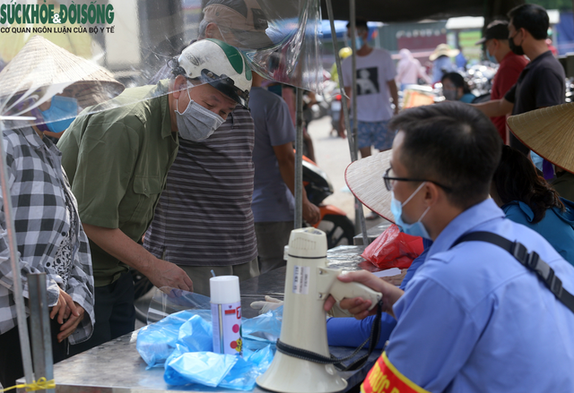 [Ảnh]: Chợ đầu mối phía Nam kiểm soát chặt ngày đầu mở cửa trở lại - Ảnh 3.