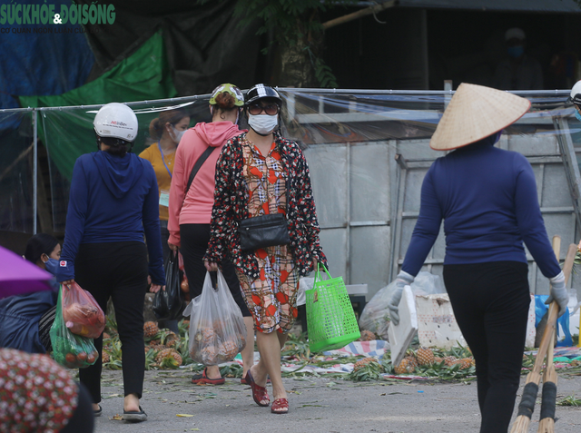 [Ảnh]: Chợ đầu mối phía Nam kiểm soát chặt ngày đầu mở cửa trở lại - Ảnh 8.