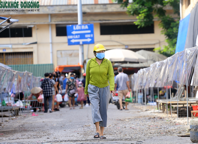 [Ảnh]: Chợ đầu mối phía Nam kiểm soát chặt ngày đầu mở cửa trở lại - Ảnh 12.