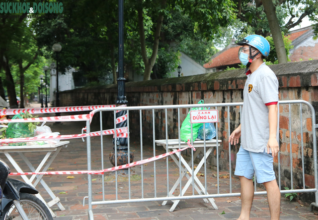 [Ảnh]: Tiếp tế lương thực vào phường Văn Miếu - Văn Chương ngày đầu cách ly y tế với 21.000 khẩu ở Hà Nội - Ảnh 2.