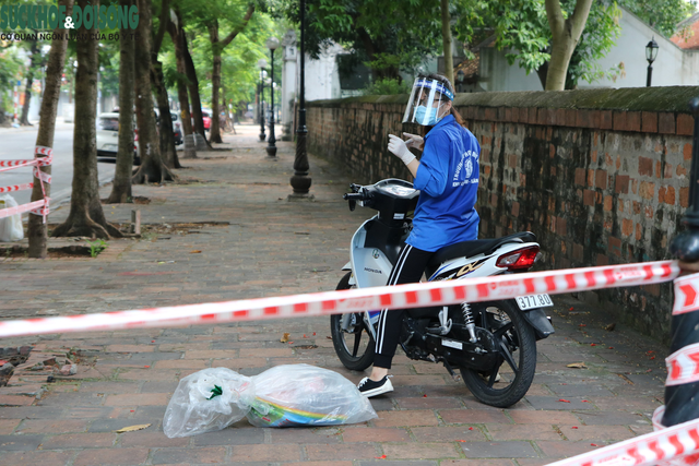 [Ảnh]: Tiếp tế lương thực vào phường Văn Miếu - Văn Chương ngày đầu cách ly y tế với 21.000 khẩu ở Hà Nội - Ảnh 8.