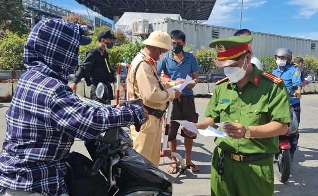 Người dân TP Vinh chấp hành nghiêm yêu cầu 'ai ở đâu ở yên đó' - Ảnh 7.