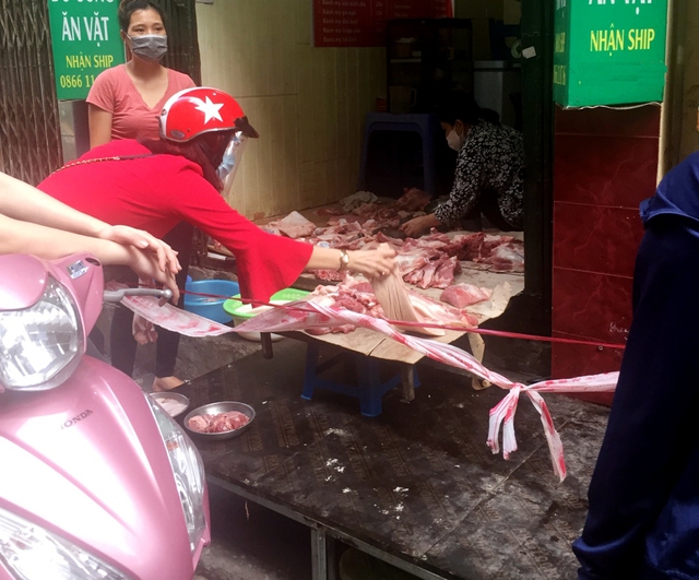 Người tiêu dùng vẫn phải mua thịt lợn bán lẻ với mức giá cao tại các chợ dân sinh