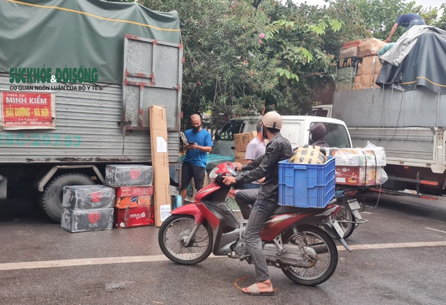 Hà Nội vào cao điểm làm sạch cộng đồng, hàng trăm người vẫn tụ tập ở điểm trung chuyển hàng hoá “chui” - Ảnh 4.