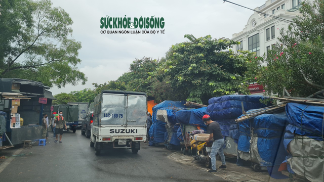 Hà Nội vào cao điểm làm sạch cộng đồng, hàng trăm người vẫn tụ tập ở điểm trung chuyển hàng hoá “chui” - Ảnh 10.