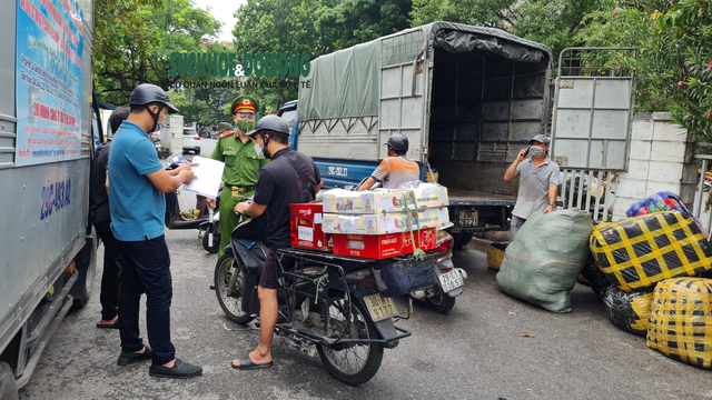 Hà Nội vào cao điểm làm sạch cộng đồng, hàng trăm người vẫn tụ tập ở điểm trung chuyển hàng hoá “chui” - Ảnh 14.