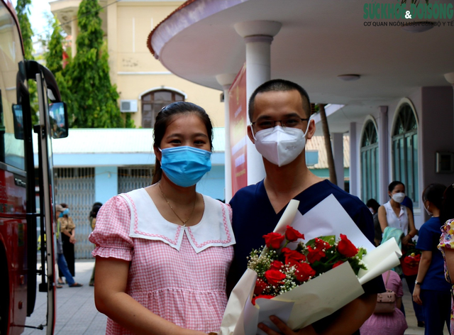 Xúc động hình ảnh vợ mang bầu rưng rưng tiễn chân chồng vào Bình Dương chống COVID-19 - Ảnh 2.