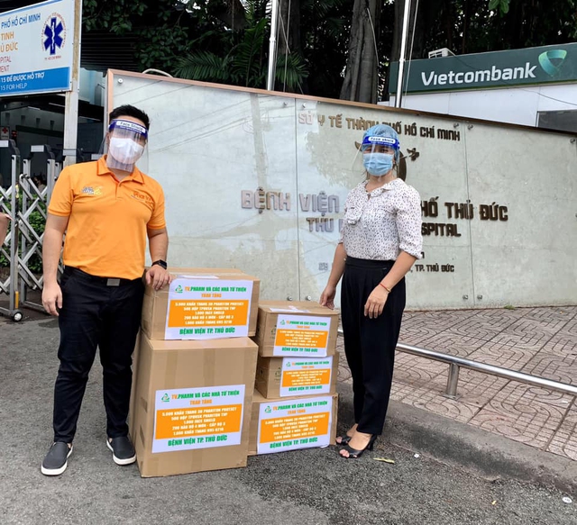 Dược phẩm TV.Pharm và các nhà hảo tâm trao tặng vật tư y tế cho tuyến đầu tâm dịch  - Ảnh 1.