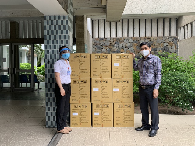 Dược phẩm TV.Pharm và các nhà hảo tâm trao tặng vật tư y tế cho tuyến đầu tâm dịch  - Ảnh 2.