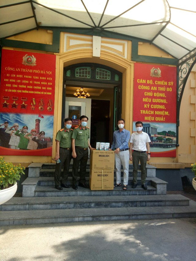 Dược phẩm TV.Pharm và các nhà hảo tâm trao tặng vật tư y tế cho tuyến đầu tâm dịch  - Ảnh 3.