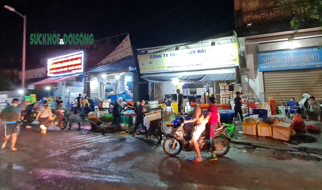 NÓNG: Giữa cao điểm chống dịch, hàng trăm người tụ tập bên ngoài chợ cá lớn nhất Hà Nội - Ảnh 6.