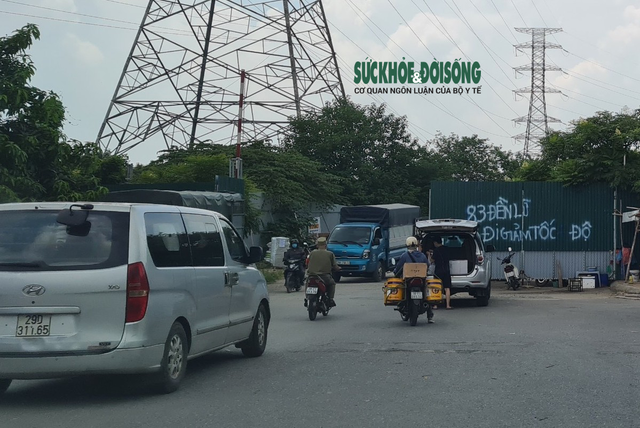 Hà Nội: Chủ tịch phường “ngạc nhiên” khi nhận tin báo hàng trăm người đang tụ tập bên trong bãi xe “lậu” - Ảnh 3.