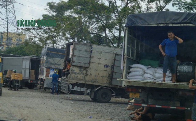 Hà Nội: Chủ tịch phường “ngạc nhiên” khi nhận tin báo hàng trăm người đang tụ tập bên trong bãi xe “lậu” - Ảnh 10.