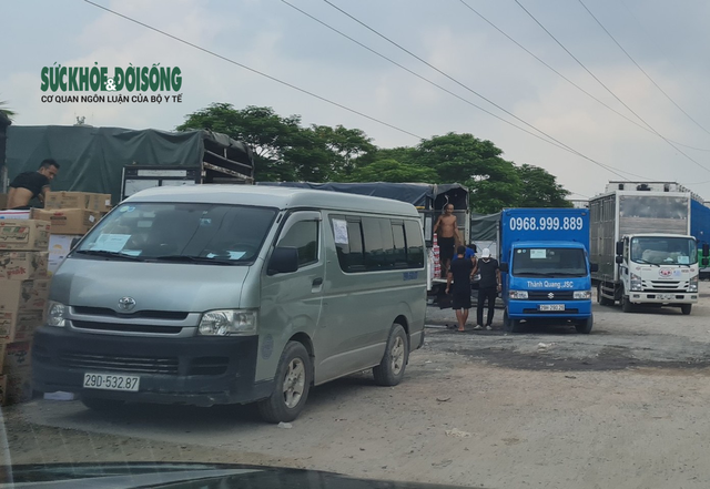 Hà Nội: Chủ tịch phường “ngạc nhiên” khi nhận tin báo hàng trăm người đang tụ tập bên trong bãi xe “lậu” - Ảnh 14.