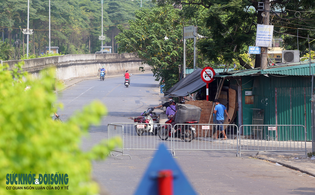 Ảnh: Chợ Long Biên vắng lặng sau khi phong tỏa do phát hiện ca mắc COVID-19 - Ảnh 4.