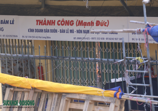 Ảnh: Chợ Long Biên vắng lặng sau khi phong tỏa do phát hiện ca mắc COVID-19 - Ảnh 10.