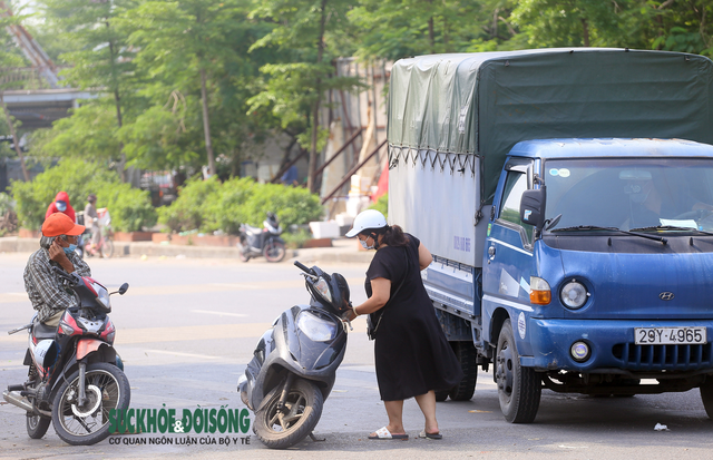 Ảnh: Chợ Long Biên vắng lặng sau khi phong tỏa do phát hiện ca mắc COVID-19 - Ảnh 15.