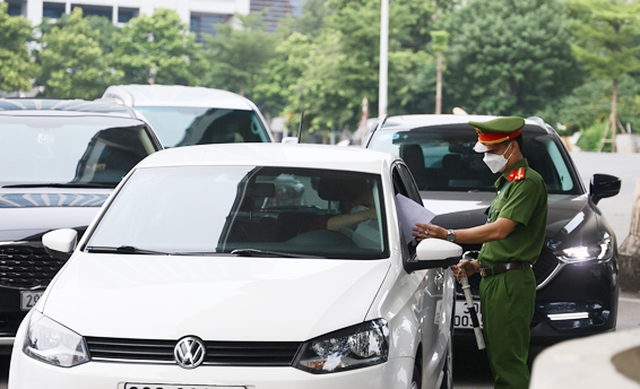 Ngày đầu “siết” giấy đi đường, “chỉ nhắc nhở, chưa xử phạt” - Ảnh 1.