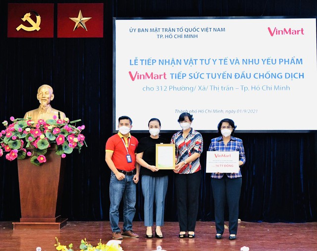 VinMart/VinMart+ tiếp sức tuyến đầu chống dịch tại TP. Hồ Chí Minh hàng chục ngàn vật tư y tế và nhu yếu phẩm   - Ảnh 1.