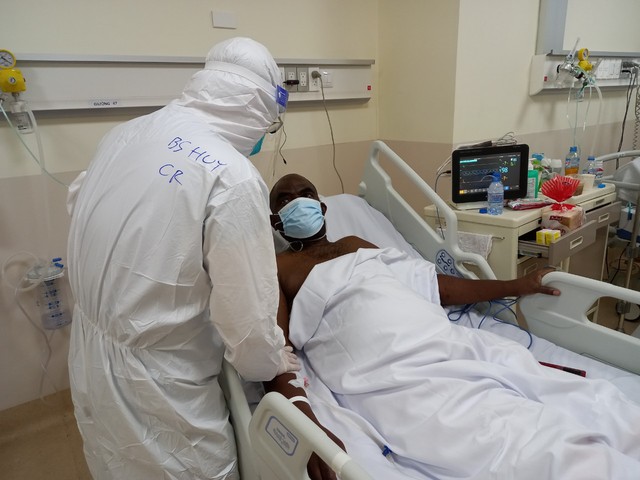 Người nước ngoài mắc COVID-19 nặng: “Y bác sĩ Việt Nam đã hồi sinh cuộc đời tôi” - Ảnh 2.