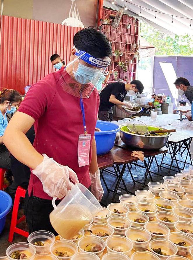 MC Nguyên Khang: Tình cảm của những người trong tâm dịch giúp nhau thêm sức mạnh - Ảnh 2.