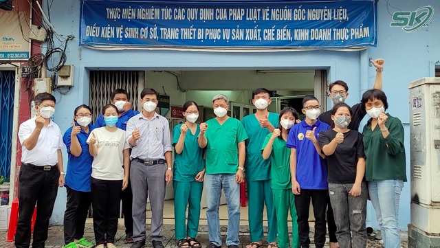 Thứ trưởng Bộ Y Nguyễn Trường Sơn tế thăm, động viên y, bác sĩ tại Bệnh viện dã chiến thu dung điều trị COVID-19 số 12 - Ảnh 4.