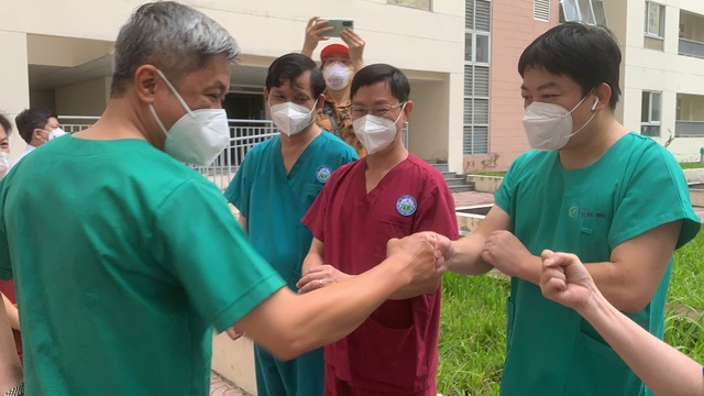Thứ trưởng Bộ Y Nguyễn Trường Sơn tế thăm, động viên y, bác sĩ tại Bệnh viện dã chiến thu dung điều trị COVID-19 số 12 - Ảnh 3.