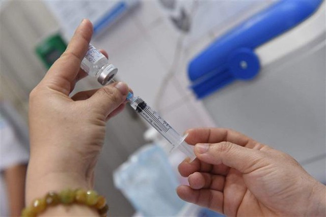 Tiêm đủ 2 mũi vaccine COVID-19 vẫn có nguy cơ chuyển nặng - Ảnh 2.