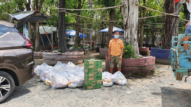 Gà tươi, sữa thơm…đến nhiều hẻm nhỏ ở tâm dịch TP.HCM trong ngày lễ - Ảnh 2.