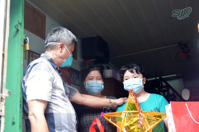 Thứ trưởng Bộ Y tế Nguyễn Trường Sơn thăm và tặng quà các em nhỏ có người thân mất do COVID-19 - Ảnh 3.